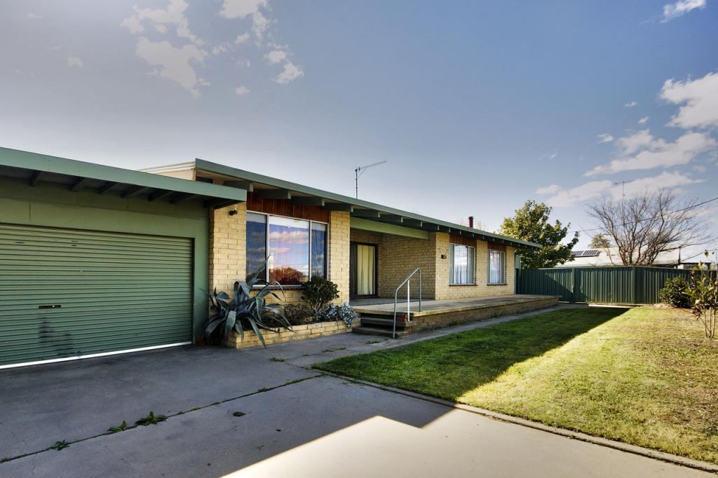 127 Russell St, Deniliquin, NSW 2710