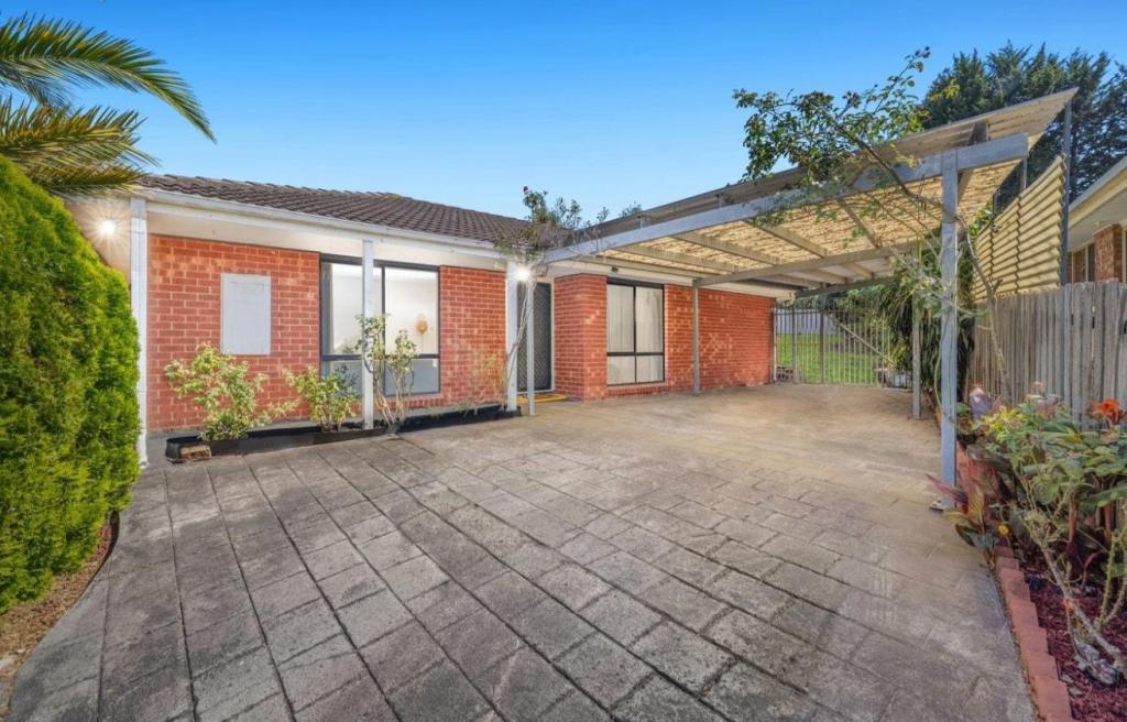 18 TEMBY CL, ENDEAVOUR HILLS, VIC 3802