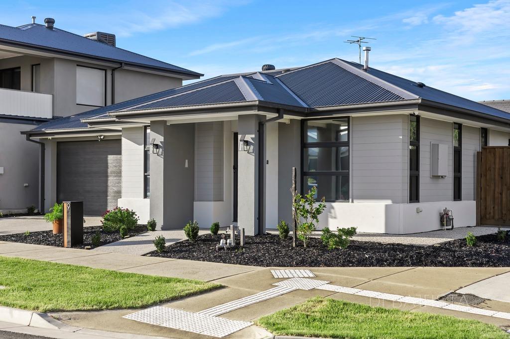 9 Compass Cres, Donnybrook, VIC 3064