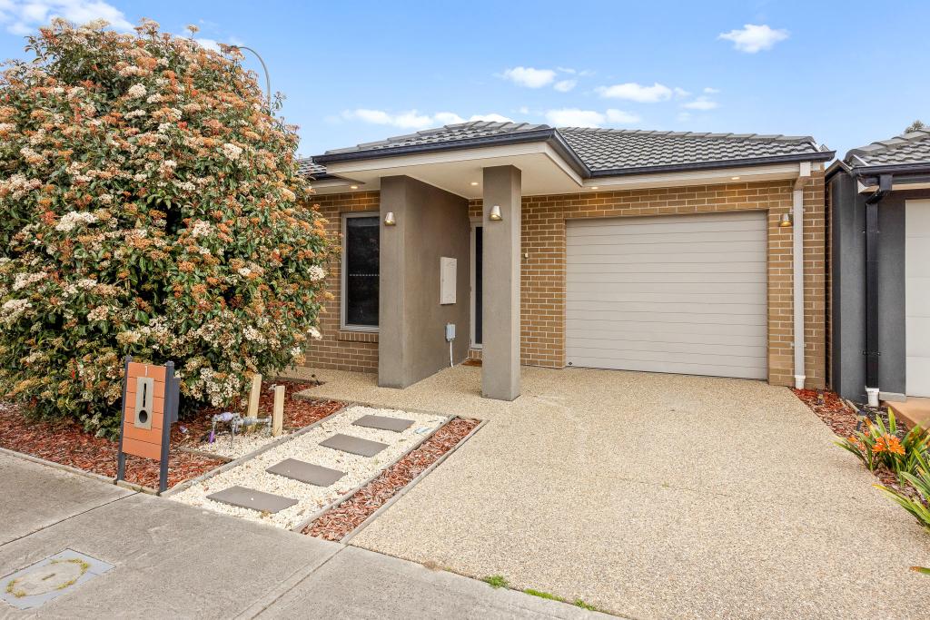 1 Dalziell Cres, Cranbourne North, VIC 3977