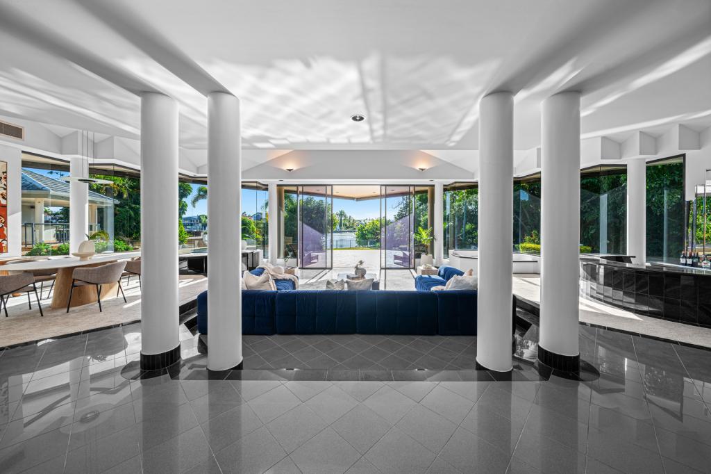 299a Monaco St, Broadbeach Waters, QLD 4218
