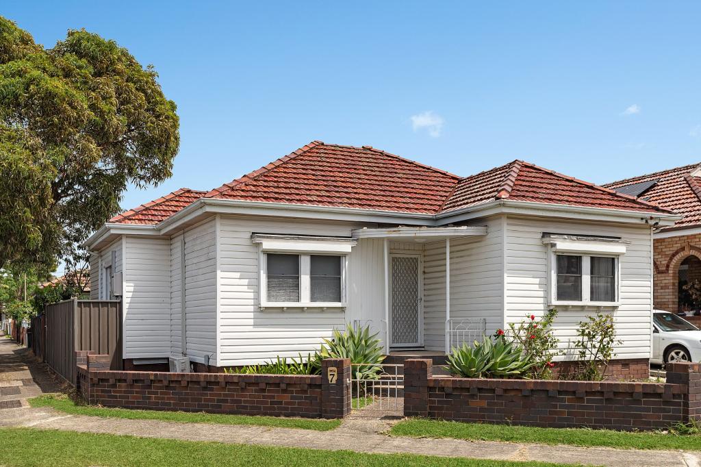 7 Canarys Rd, Roselands, NSW 2196