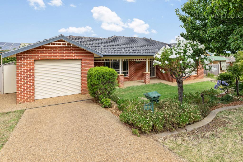 2/2 Lachlan Pl, Tatton, NSW 2650