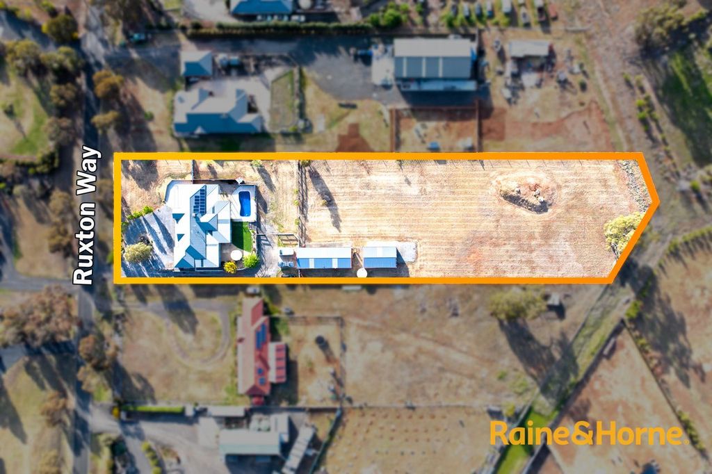 31 RUXTON WAY, HOPETOUN PARK, VIC 3340