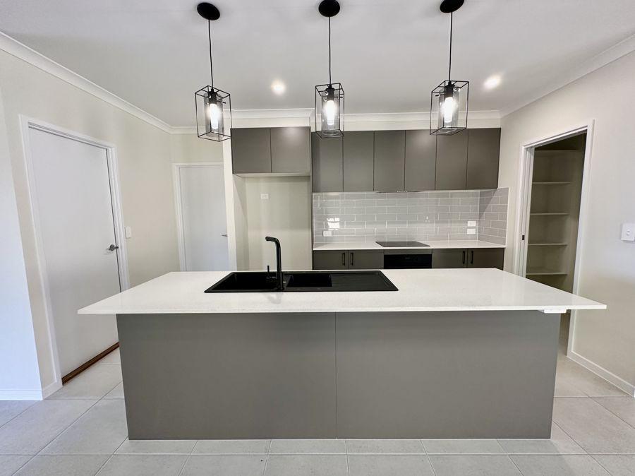 11 Darling Cct, Plainland, QLD 4341