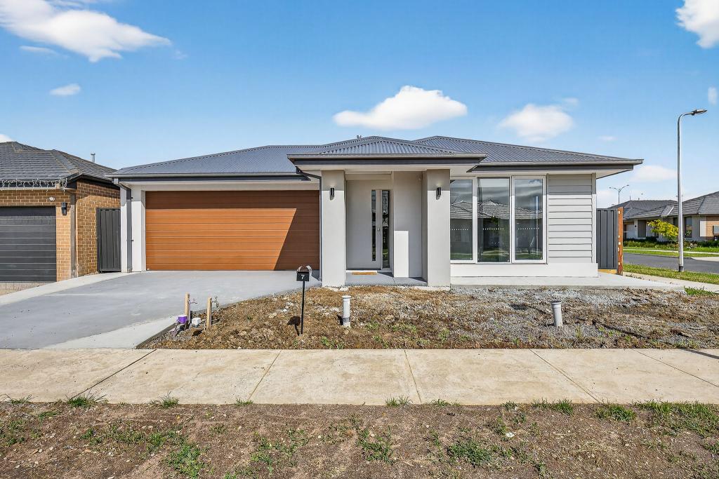 7 Garrison Loop, Clyde North, VIC 3978