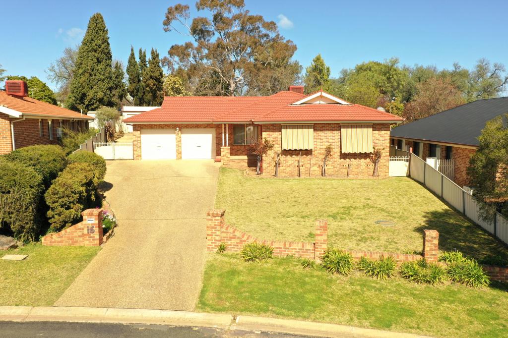 16 Pineview Cct, Young, NSW 2594