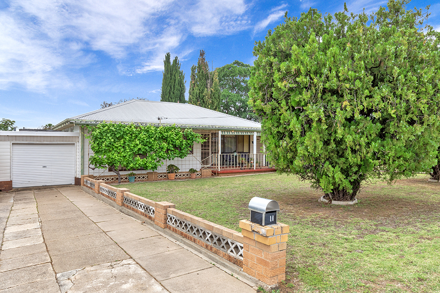 11 COROMANDEL ST, SOUTH TAMWORTH, NSW 2340