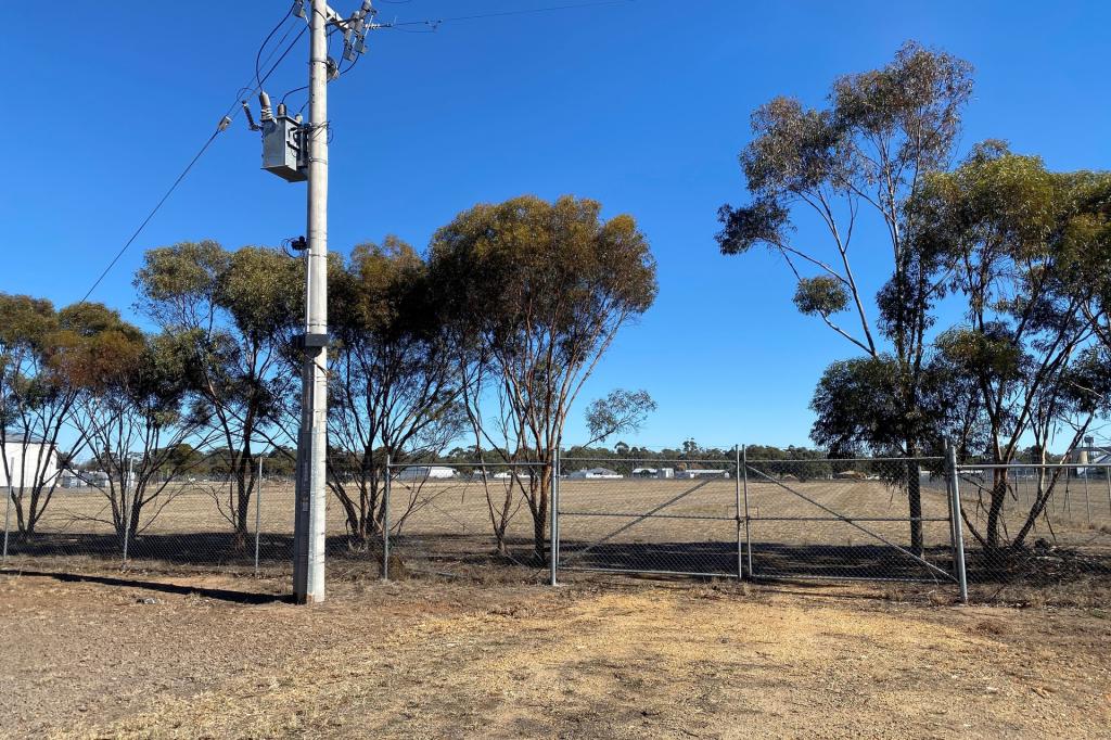  HENTY HWY, WARRACKNABEAL, VIC 3393