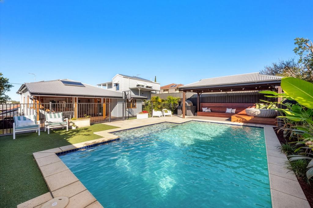 56 Kennington Rd, Camp Hill, QLD 4152
