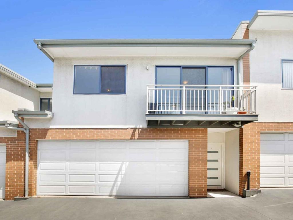 6/15 HINGSTON CL, LAKE HEIGHTS, NSW 2502