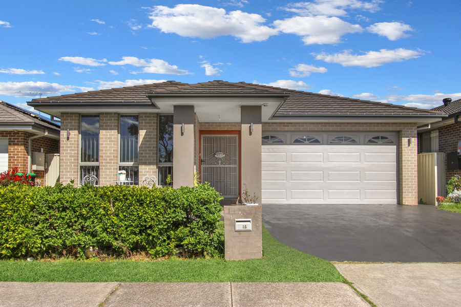 15 Follet Ave, Middleton Grange, NSW 2171