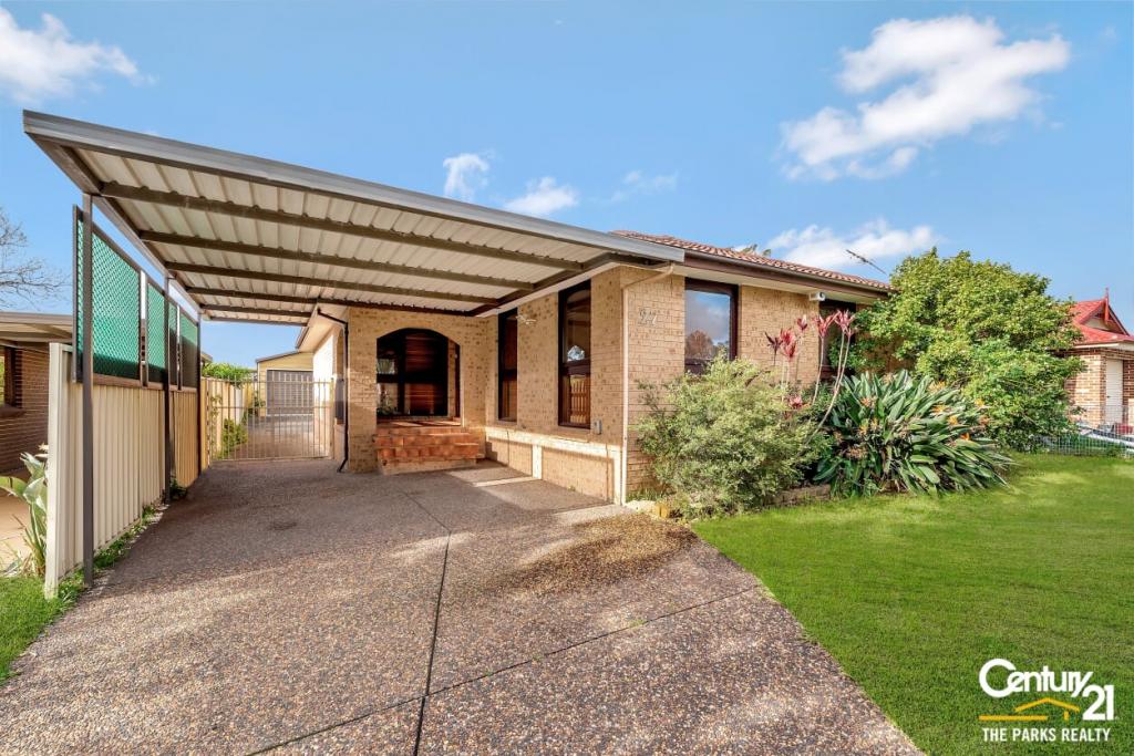27 Bettong Cres, Bossley Park, NSW 2176