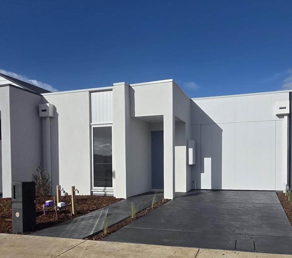 15 Magdala Rd, Clyde North, VIC 3978