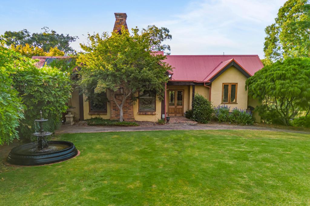 10 Menzies Rd, Kangaroo Ground, VIC 3097