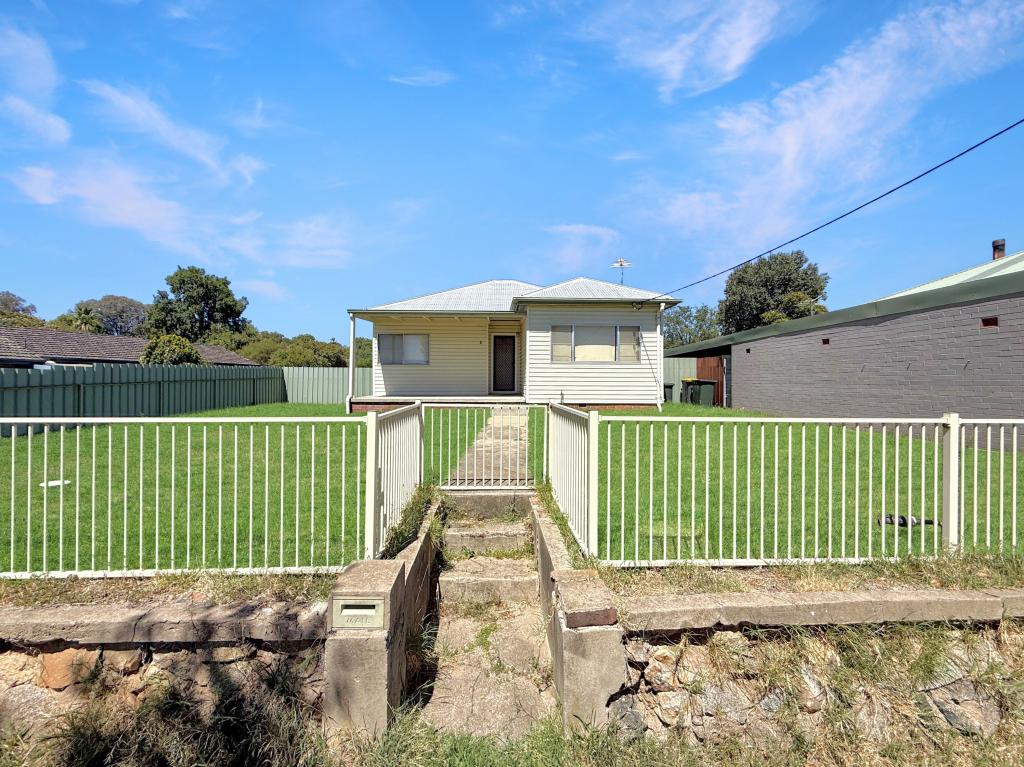 8 CURRAWONG ST, YOUNG, NSW 2594
