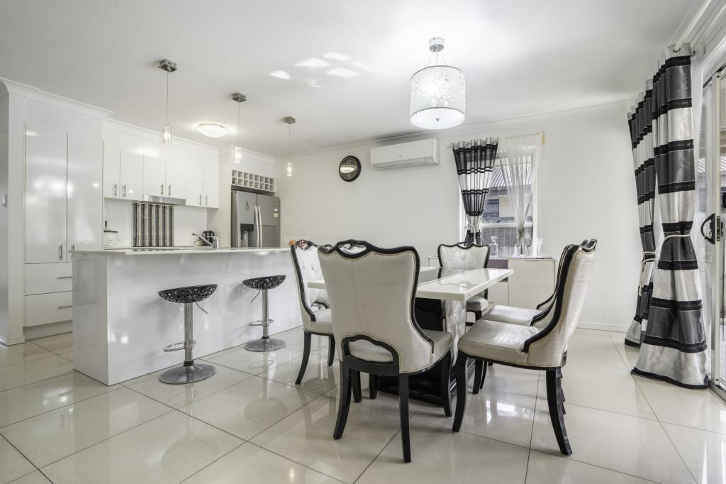 1 FINNEGAN CCT, OXLEY, QLD 4075