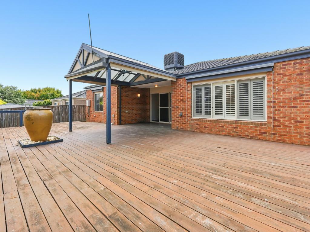 33 Bohemia Cres, Pakenham, VIC 3810