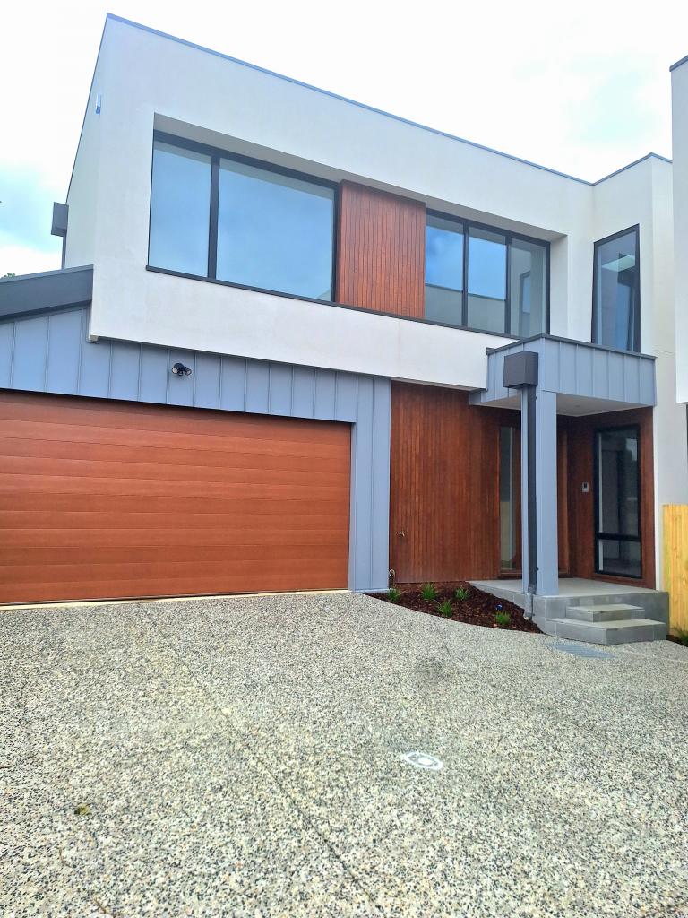 2/2 GRAIL CT, GLEN WAVERLEY, VIC 3150