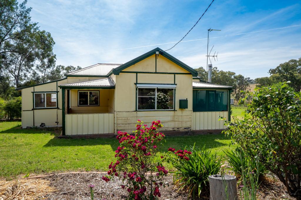 6 RAILWAY PDE, MUMBIL, NSW 2820