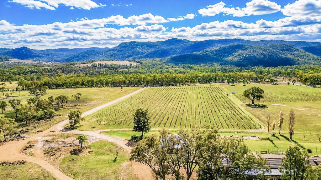 695 Bents Rd, Ballandean, QLD 4382