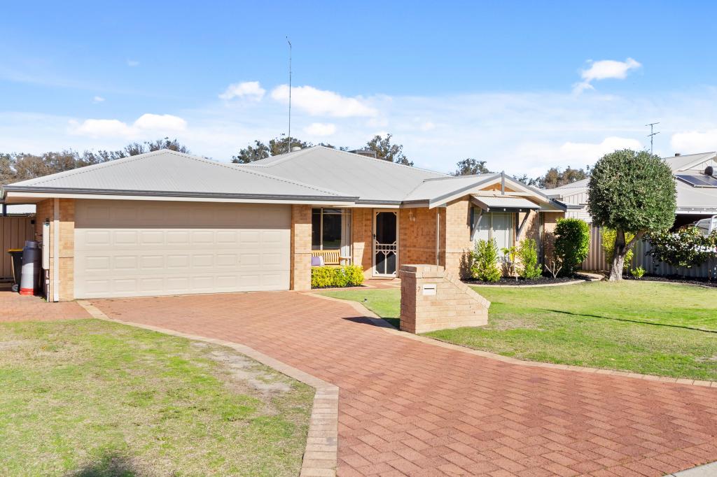 7 Lakes Cl, South Yunderup, WA 6208