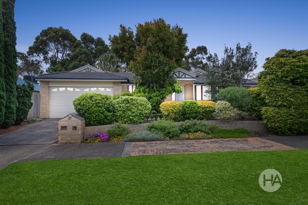 19 PETALNINA CL, SOMERVILLE, VIC 3912