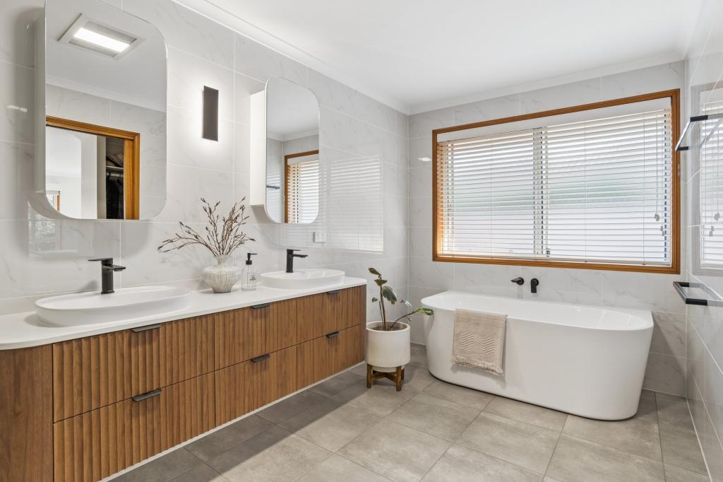 17 Oak Dr, Oakbank, SA 5243