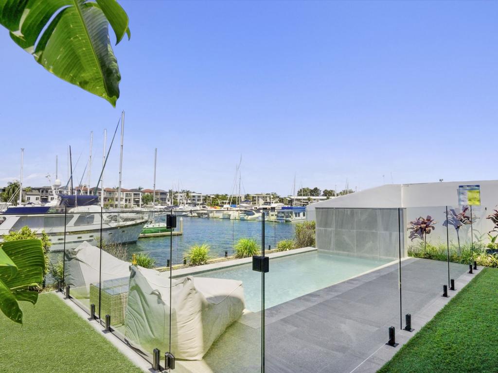 8944 THE POINT CCT, HOPE ISLAND, QLD 4212