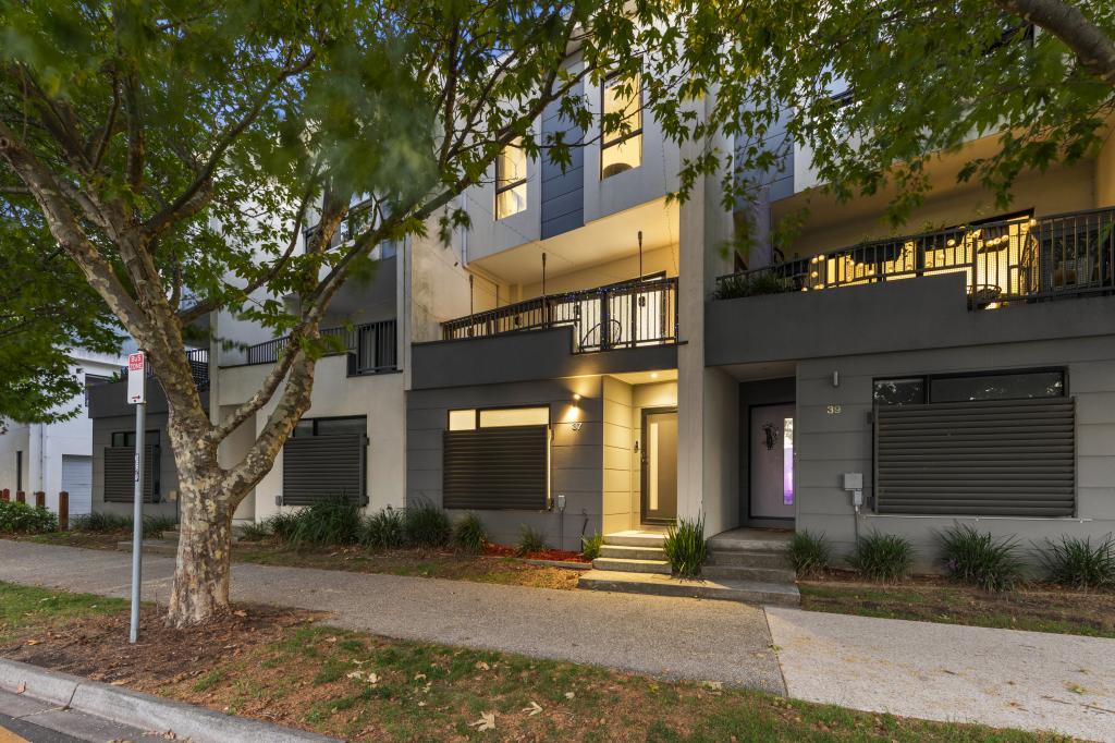 37 Lakeside Bvd, Pakenham, VIC 3810