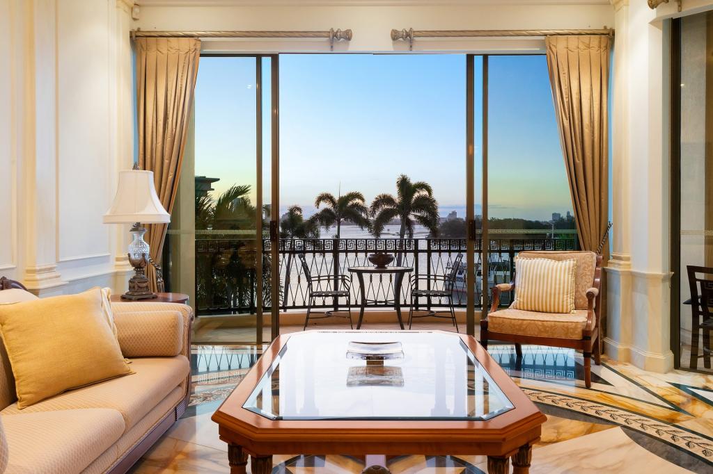 94 Seaworld Dr, Main Beach, QLD 4217