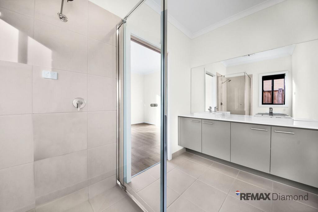 90 Shelterbelt Ave, Weir Views, VIC 3338
