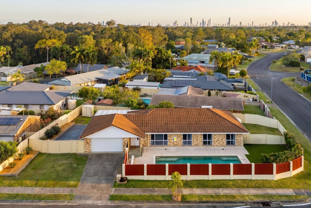 2 Hastings Cres, Carrara, QLD 4211