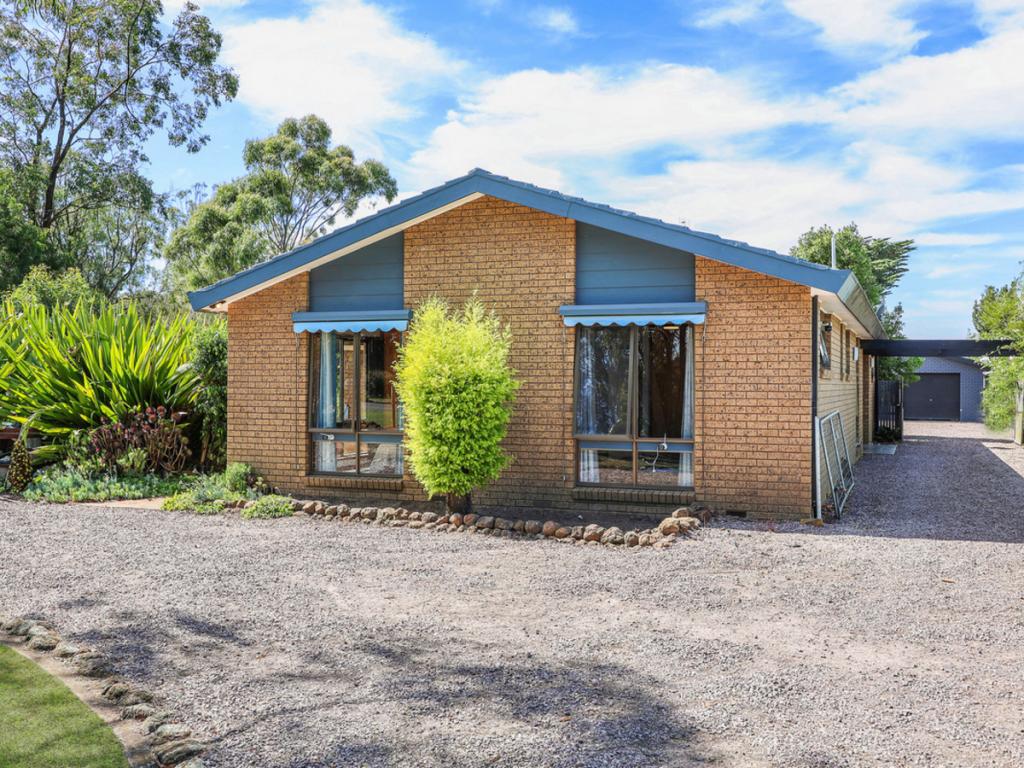 24 Mount Rd, Mortlake, VIC 3272