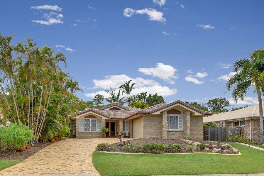 4 Lakeside Pl, Clinton, QLD 4680