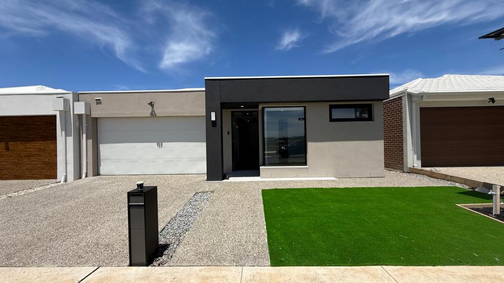 18 Aziz Bvd, Mount Cottrell, VIC 3024