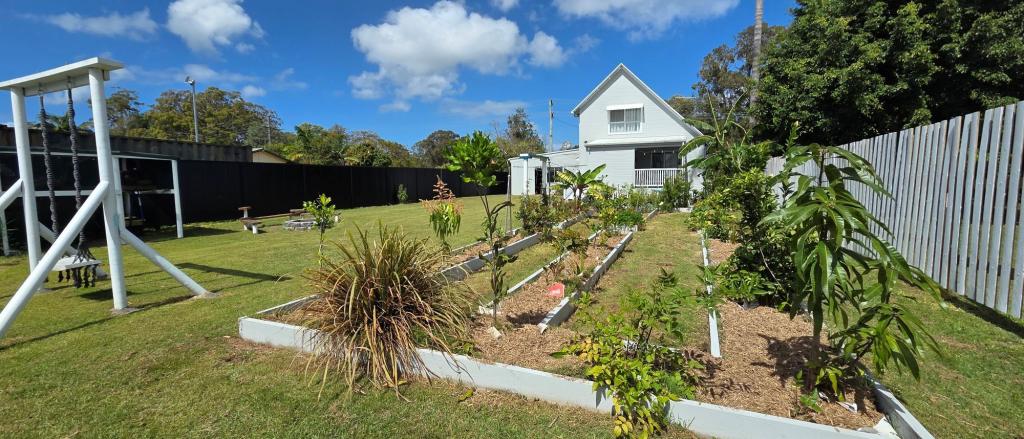 23 Hamilton Pde, Macleay Island, QLD 4184