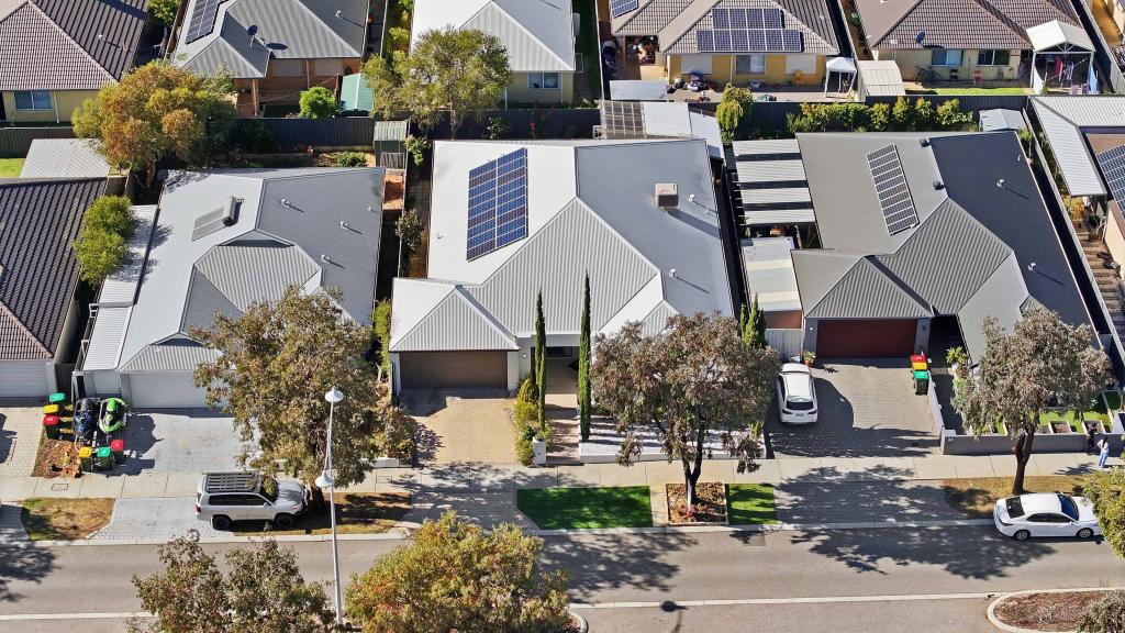 11 JOSEPH BANKS BVD, BANKSIA GROVE, WA 6031