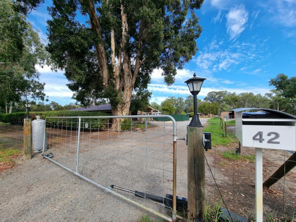 42 Holmes Rd, Oakford, WA 6121