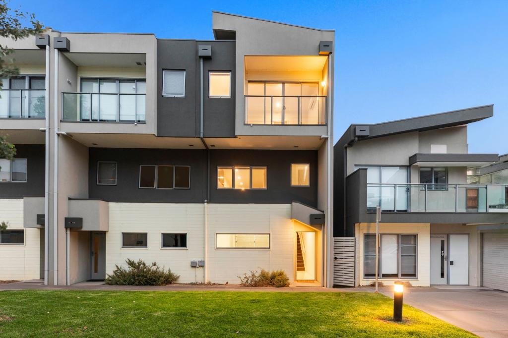 7 TOPAL DR, OFFICER, VIC 3809