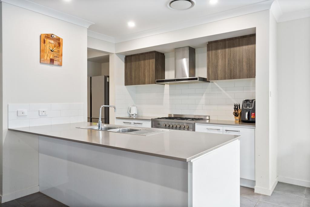 7 Dymock Dr, Calderwood, NSW 2527