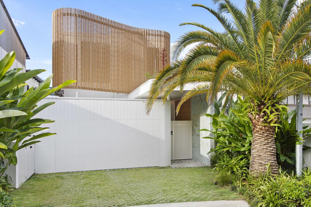 11 HILL AVE, BURLEIGH HEADS, QLD 4220