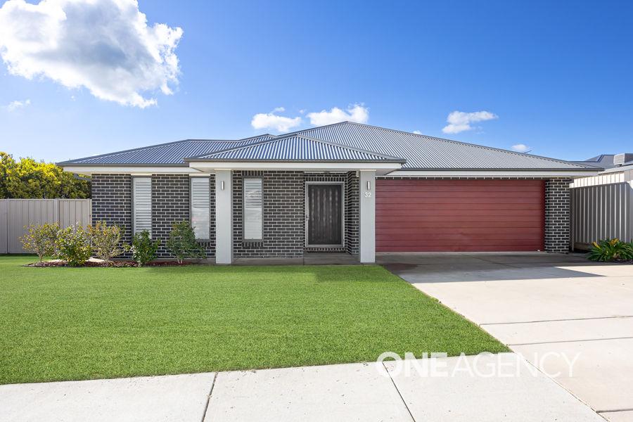 32 DARCY DR, BOOROOMA, NSW 2650