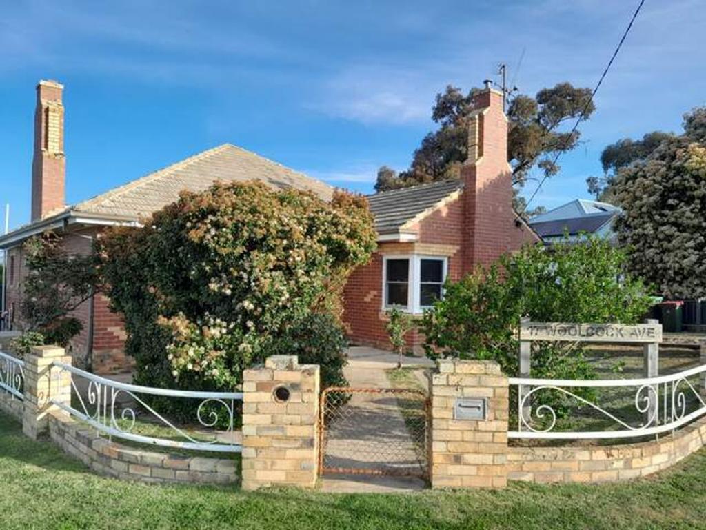 17 WOOLCOCK AVE, KANGAROO FLAT, VIC 3555