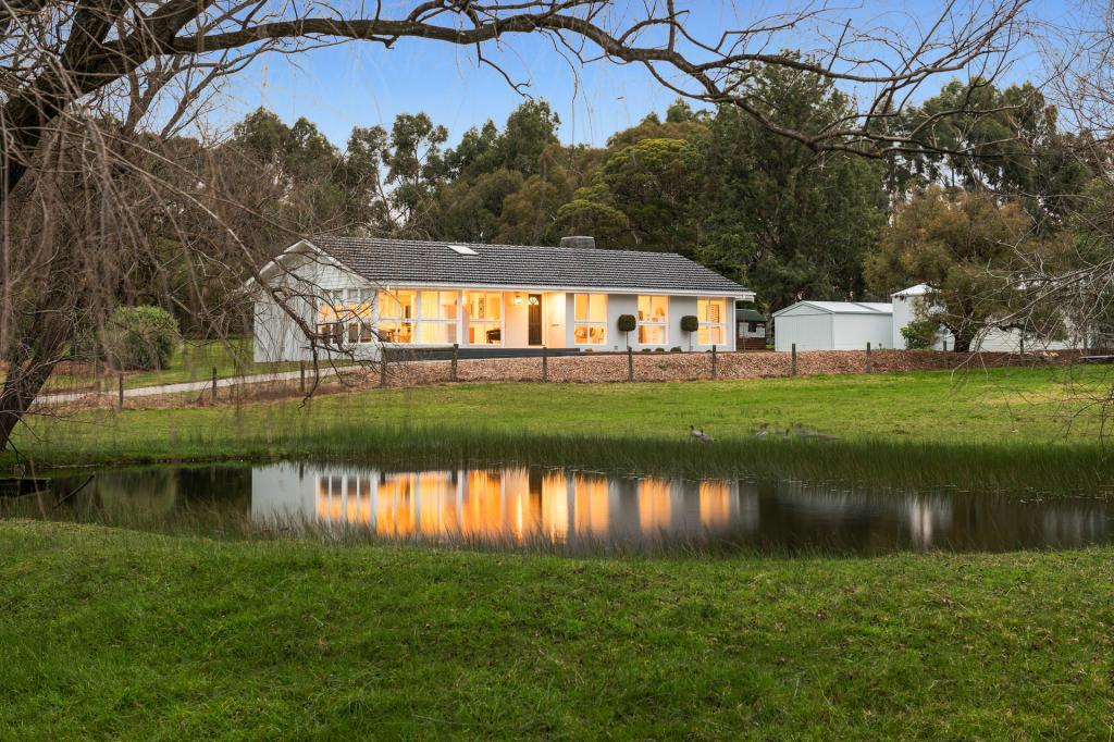 1 Fiona Dr, Cranbourne South, VIC 3977