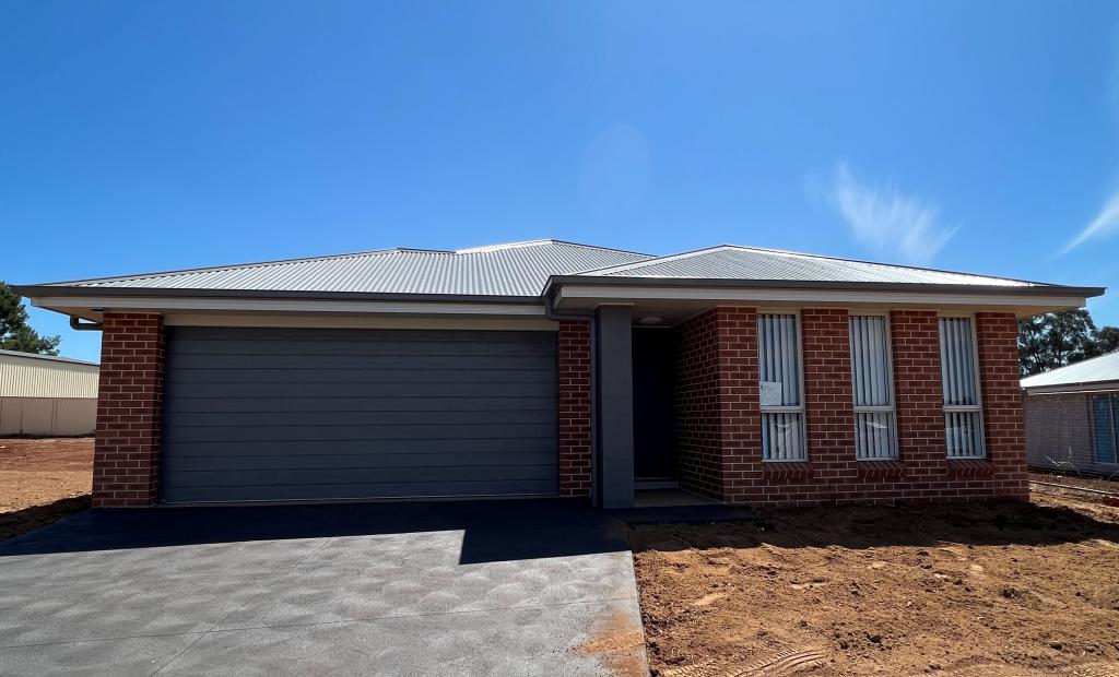 12 Yuwambi Cl, Parkes, NSW 2870