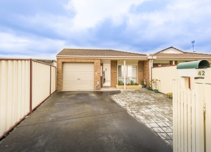 42 KARNAK CRES, COOLAROO, VIC 3048