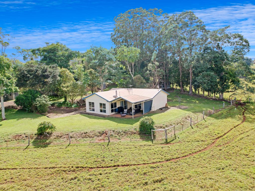 124 Russell Rd, Lake Eacham, QLD 4884