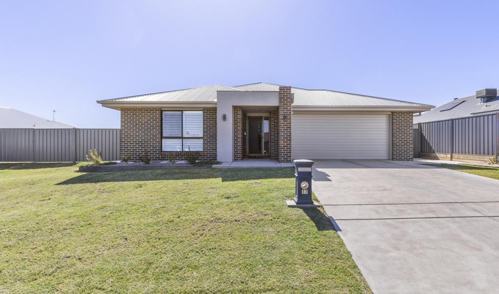 17 Hayes Cres, Junee, NSW 2663