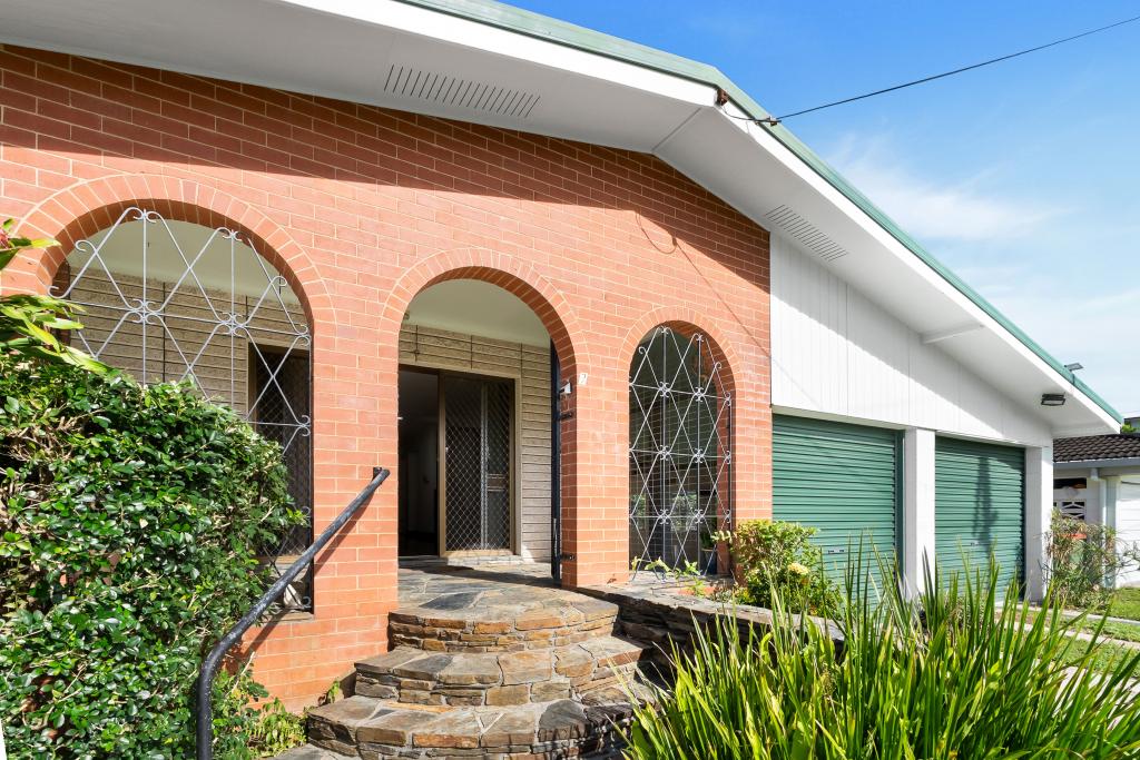 7 Hogan St, Westcourt, QLD 4870